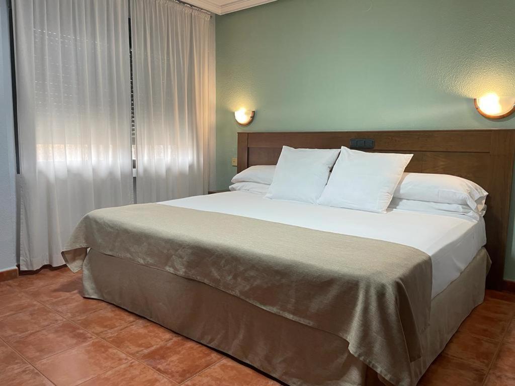 Hotel Los Kekes Coria Exterior photo